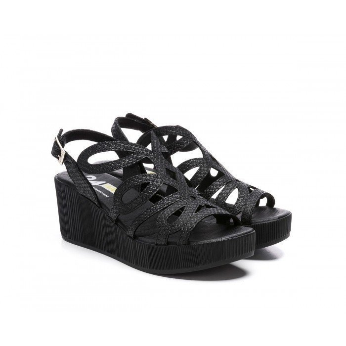 Sandalias mujer 24 Hrs 24922 piel negra grabada con cierre de hebilla.