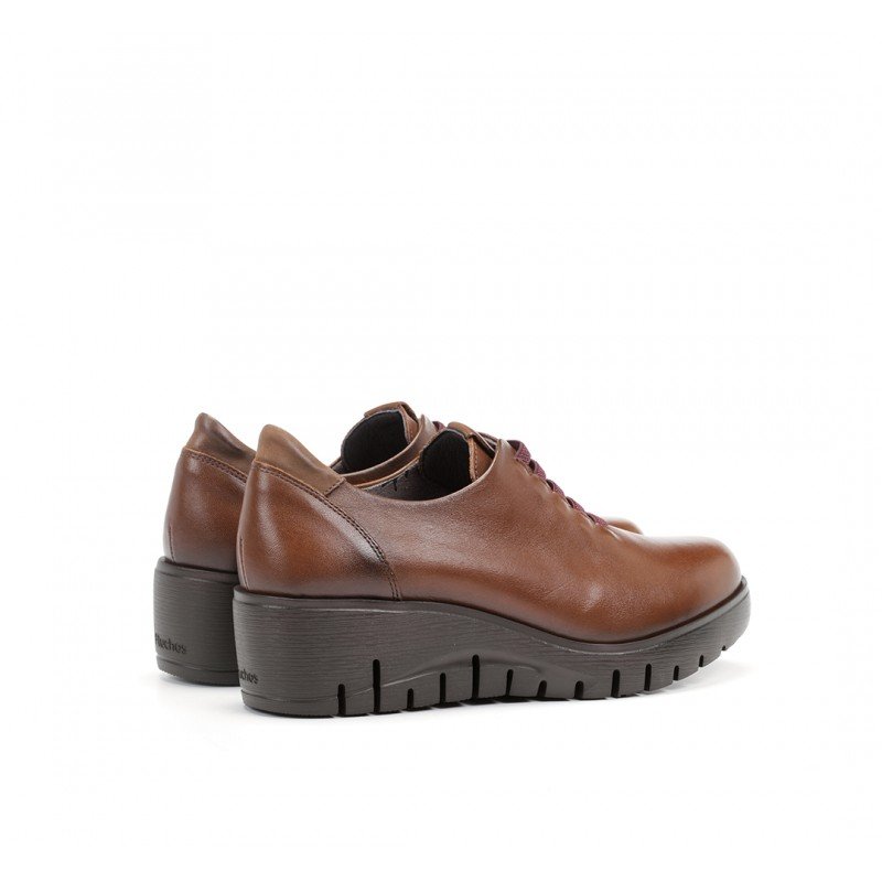 Cómodos zapatos de mujer Fluchos Manny F0698 piel sugar color cuero.
