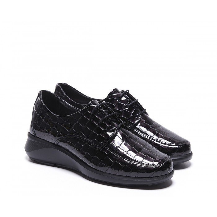 Blucher mujer 24 Hrs 24659 piel charol negro con cierre de cordones.