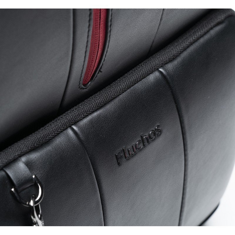 Mochila Fluchos diseñada en piel color negro con cierre de cremallera.