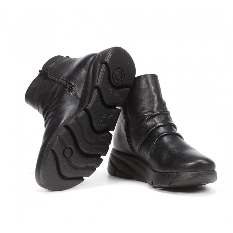Cómodos botines de mujer Fluchos Bona F1366 de piel sugar color negro.