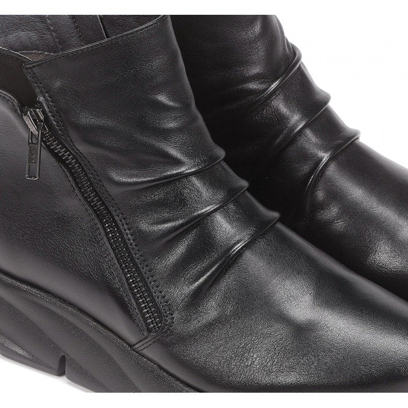 Cómodos botines de mujer Fluchos Bona F1366 de piel sugar color negro.